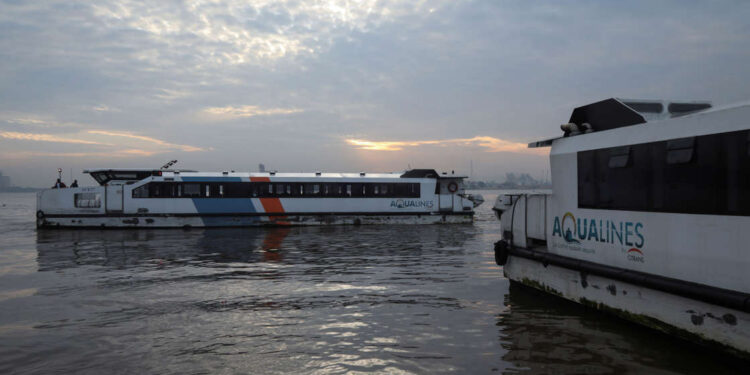 Cote d’Ivoire: Abidjan commuters turn to boats to escape traffic jams