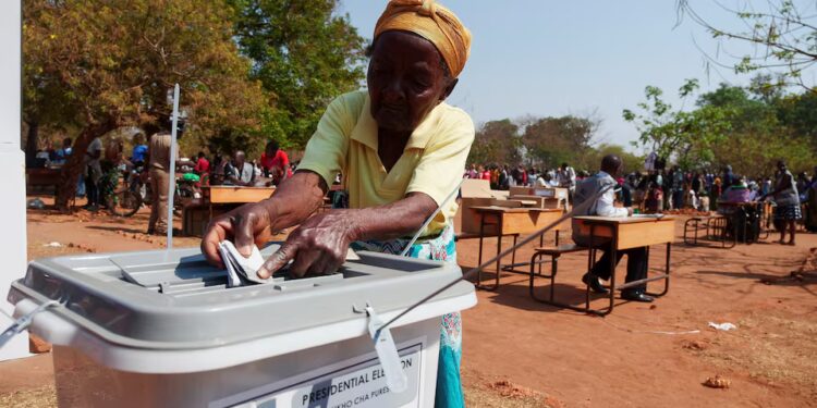 Malawi votes as rivals trade economic blame