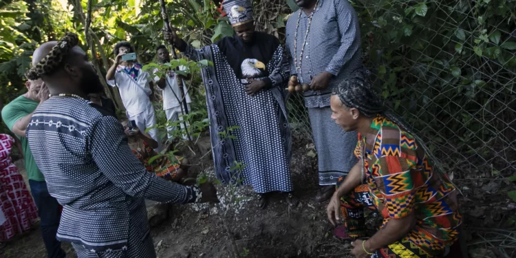 Monarch of Angola’s Bailundo kingdom visits Brazilian quilombo rooted in African slave heritage