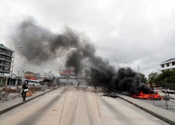 Police fire teargas at protesters in Dar es Salaam as unrest flares after Tanzania’s disputed general election, October 30, 2025. (Reuters/Onsase Ochando)