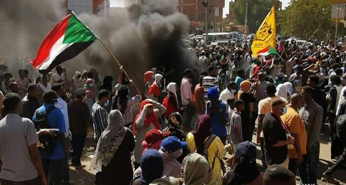 Sudanese protesters block border road with Egypt