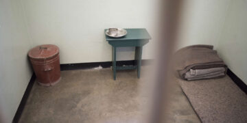 S Africa: Planned auction of key to Mandela’s prison cell halted