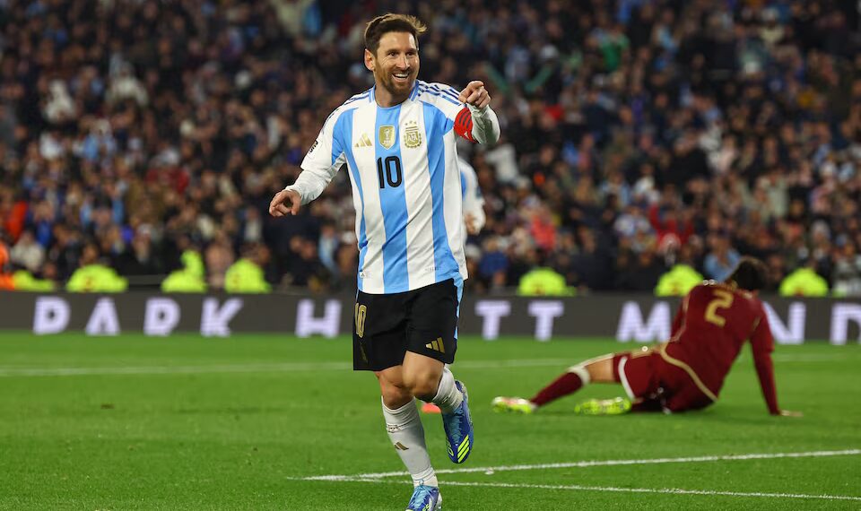 Không muốn làm gánh nặng của Argentina, Messi chưa chắc dự World Cup 2026 2 Messi stars at Angola's 50th anniversary - Africa Briefing