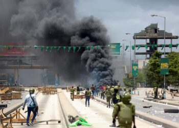 Tanzanian riot police disperse demonstrators in Dar es Salaam following post-election protests, as tensions rise over alleged killings and mass arrests. (Photo: Reuters)