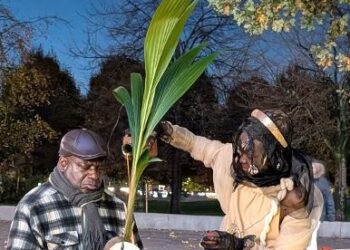 The Crude Madonna performs a ritual libation with Simeon Kpoturu of the Movement for the Survival of the Ogoni People (Mosop) during a vigil outside Shell’s London headquarters marking the 30th anniversary of the Ogoni Nine executions.