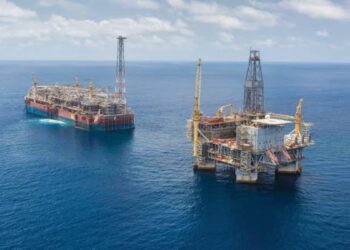 Offshore oil platform and floating production vessel operating in deep waters off the African coast