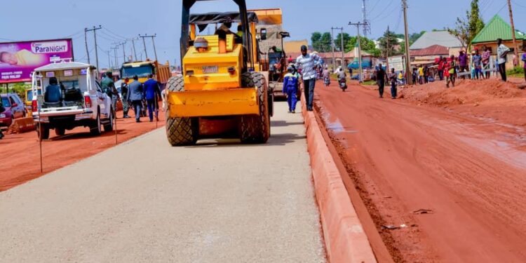 Road construction machinery and workers pave the Minna–Bida highway project in Nigeria’s Niger State under UAE-backed infrastructure financing