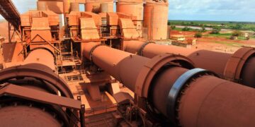 Industrial alumina refinery facility in Guinea with large rotary kilns and red bauxite processing infrastructure linked to the country’s mining sector