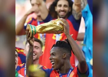 Nico Williams lifts the FIFA World Cup trophy during Spain’s celebrations after defeating Argentina in the 2026 final