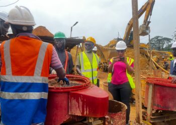 Small-scale mining trainees observe mercury-free gold-processing equipment at a mine site in Ghana’s Western Region